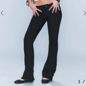 Svarta bootcut jeans Cheap Monday - Helt nya svarta Cheap Monday jeans med prislapp kvar. Storlek W28 L34 som tyvärr var lite förstora för mig. Slutsålda på hemsidan💗