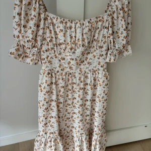 Vit blommig sommarklänning med puffärm - Säljer denna supersöta sommarklänningen från its may! Använd ett fåtal gånger, hör av dig vid intresse eller frågor/bilder!🧡