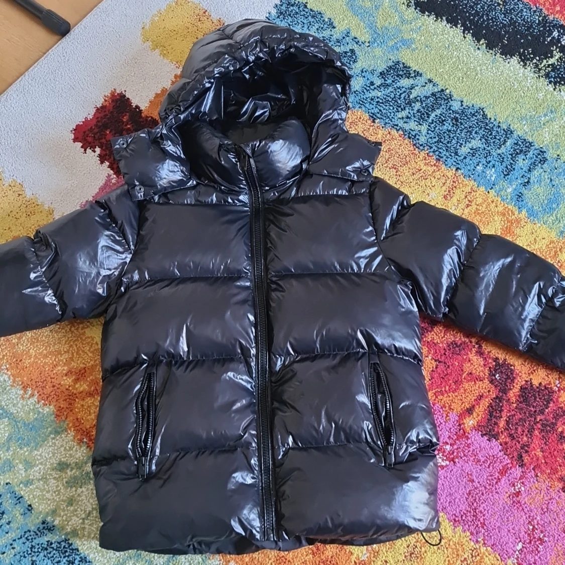 Svart glansig pufferjacka med huva XXS/XS