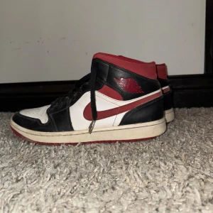 Jordan 1 Mid  - Tjena säljer mina Jordan 1 mid, använder ej dessa längre har bara legat o skräpat i 2 år då var priset 2700kr. Storleken är 44-45. Hör av dig vid minsta fråga! 