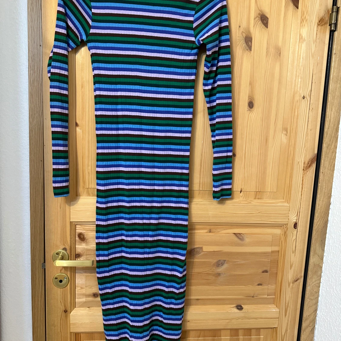 Randig långärmad ribbad klänning - 1