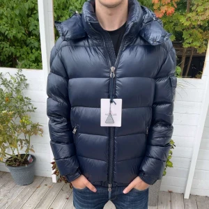 Moncler Maya - Tja! Säljer nu min Moncler Maya i nyskick i färgen marinblå i storlek 3 som motsvarar storlek L, den är i ny skick inga skador på den, tags medförljer, kan användas på vår höst vinter, han på bilden är 179cm, skriv om ni har några frågor eller funderingar!! OBS kom med bud( rimliga bud!!!!)