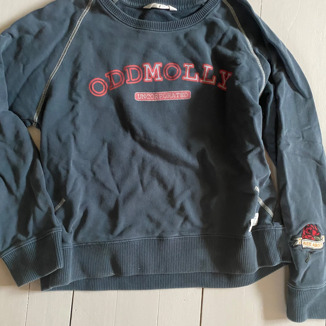 Mörkblå sweatshirt från Odd Molly