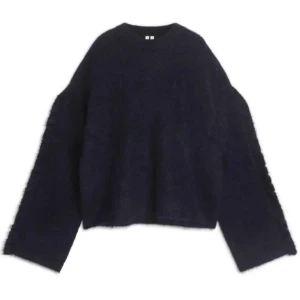 Mörkblå Arket tröja - Så fin mörkblå stickad tröja med volang på armarna från arket! Säljer då den ej kommer in användning, nästan aldrig använd! Skriv för fler bilder! Pris kan diskuteras! Använd gärna köp nu!❤️