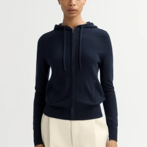 Soft Goat Ziphoodie - Intressekoll på min mörkblå Soft Goat zip tröja! Jättefint skick och inte använd mycket alls. Kostar 2700 men jag säljer för 1580! Kom gärna med prisförslag! Fråga för fler bilder!