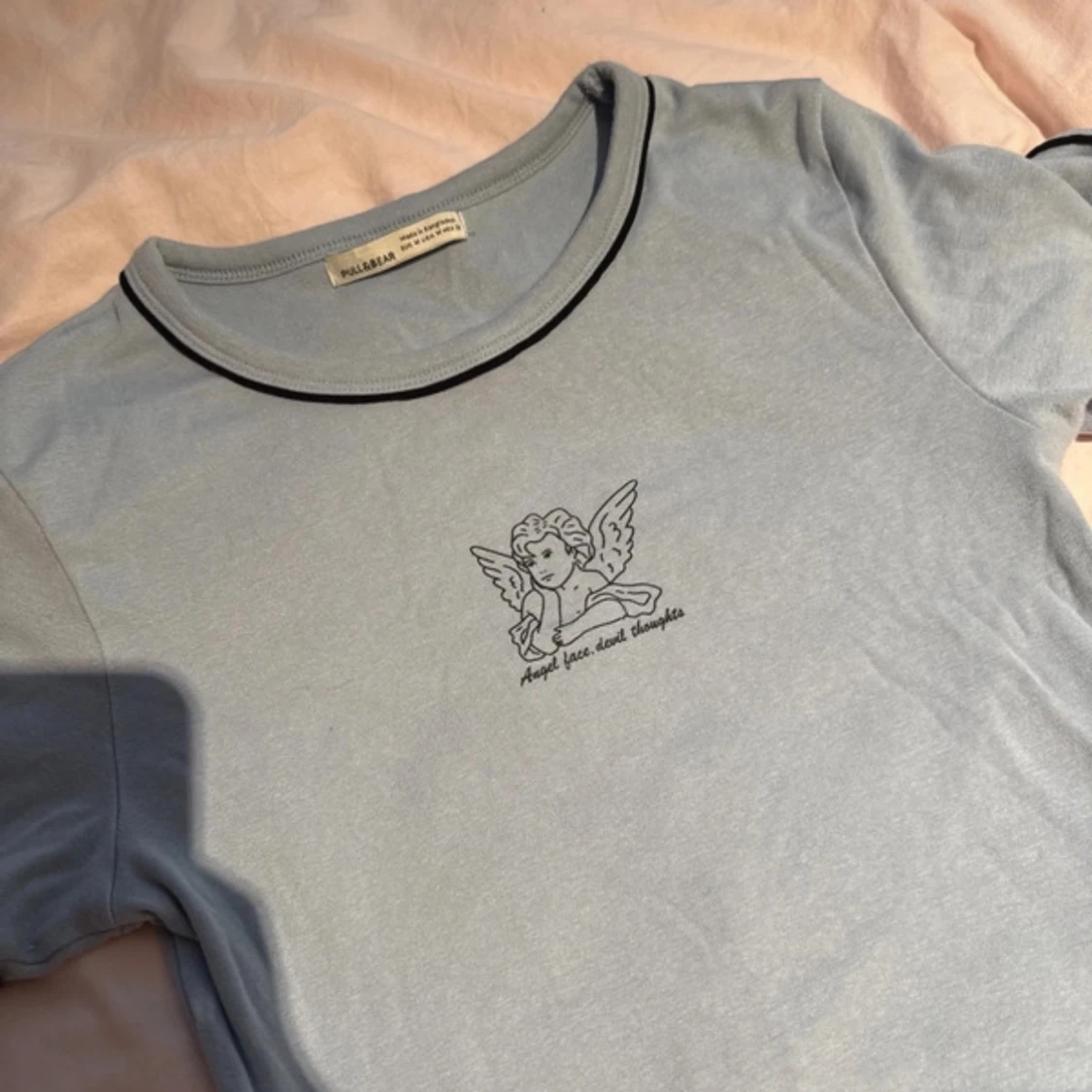 Ljusblå t-shirt med ängel från Pull&Bear