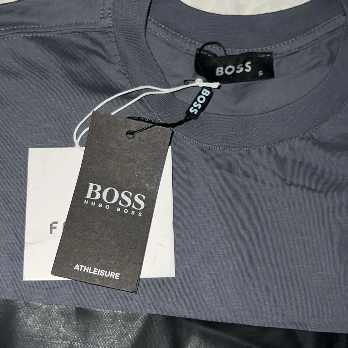 Grå BOSS t-shirt med svart detalj - 2