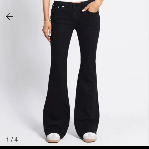 Svarta utsvängda jeans från lager 157 - Jeans "Bell", Black-Black, S/Short Length. Aldrig använda. Jättesnygga på!! Lite för taighta för mig bara.