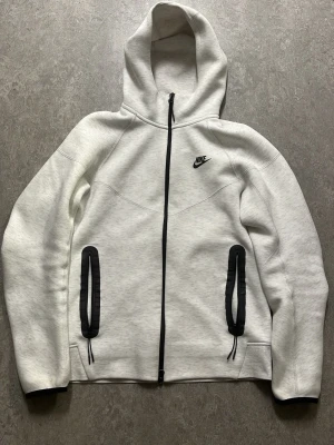 Vit Nike tech fleece  - En riktigt fet🔥Nike tech fleece hoodie. Köpt för 1000kr men passar inte mig. Använd ett par gånger men i riktigt bra skick. 