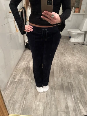 Juicy Couture - Mörkblå - Juicy Couture byxor i navy/mörkblå (strl S), använda men i väldigt fint skick! Orginal pris: 1200 kr.