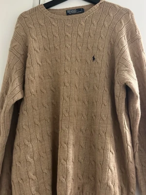 Beige polo raulph lauren tröja - Aldrig använd beige polo raulph lauren tröja. 100% ull. I storlek xxl