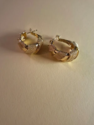 Guldpläterade creoler örhängen  - Fler fina accessoarer finns på min profil 💍  More exquisite accessories on my profile listings.