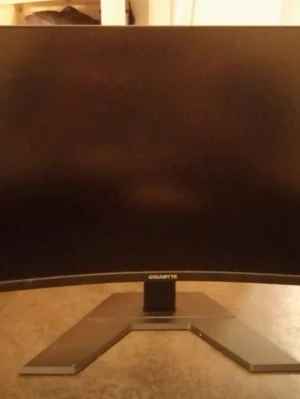 Gigabyte G32QC böjd datorskärm 28 tum - Säljer en svart böjd LCD-skärm från Gigabyte, modell G32QC. Skärmen har en modern design med stabilt stativ och passar perfekt för gaming eller arbete. . Stor och bred display för en grym upplevelse.