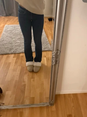 Mörkblå raka jeans från Zara  - Säljer ett par mörkblå jeans med rak passform och klassisk femficksdesign. Jeansen har normal midja och är tillverkade i ett stretchigt denimtyg som sitter snyggt. Perfekta till en avslappnad stil.