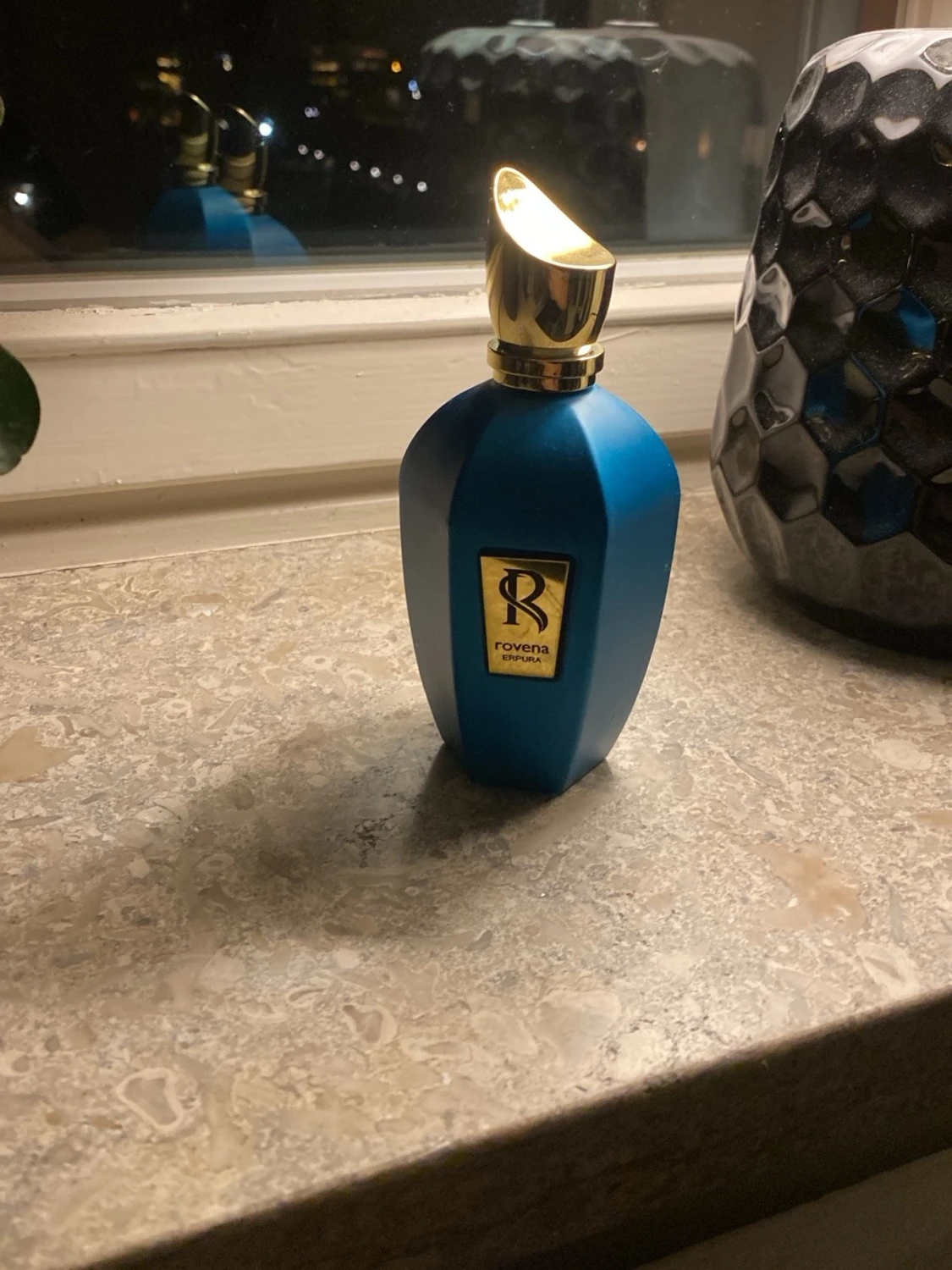 Blå parfymflaska från Rovena