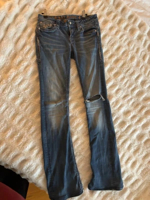 Bootcut jeans från Rock Revival - Extremt snygga jeans från Rock Revival köpte på second hand för ca 800kr💞 Extremt mycket detaljer, sitter bootcut! 🤗