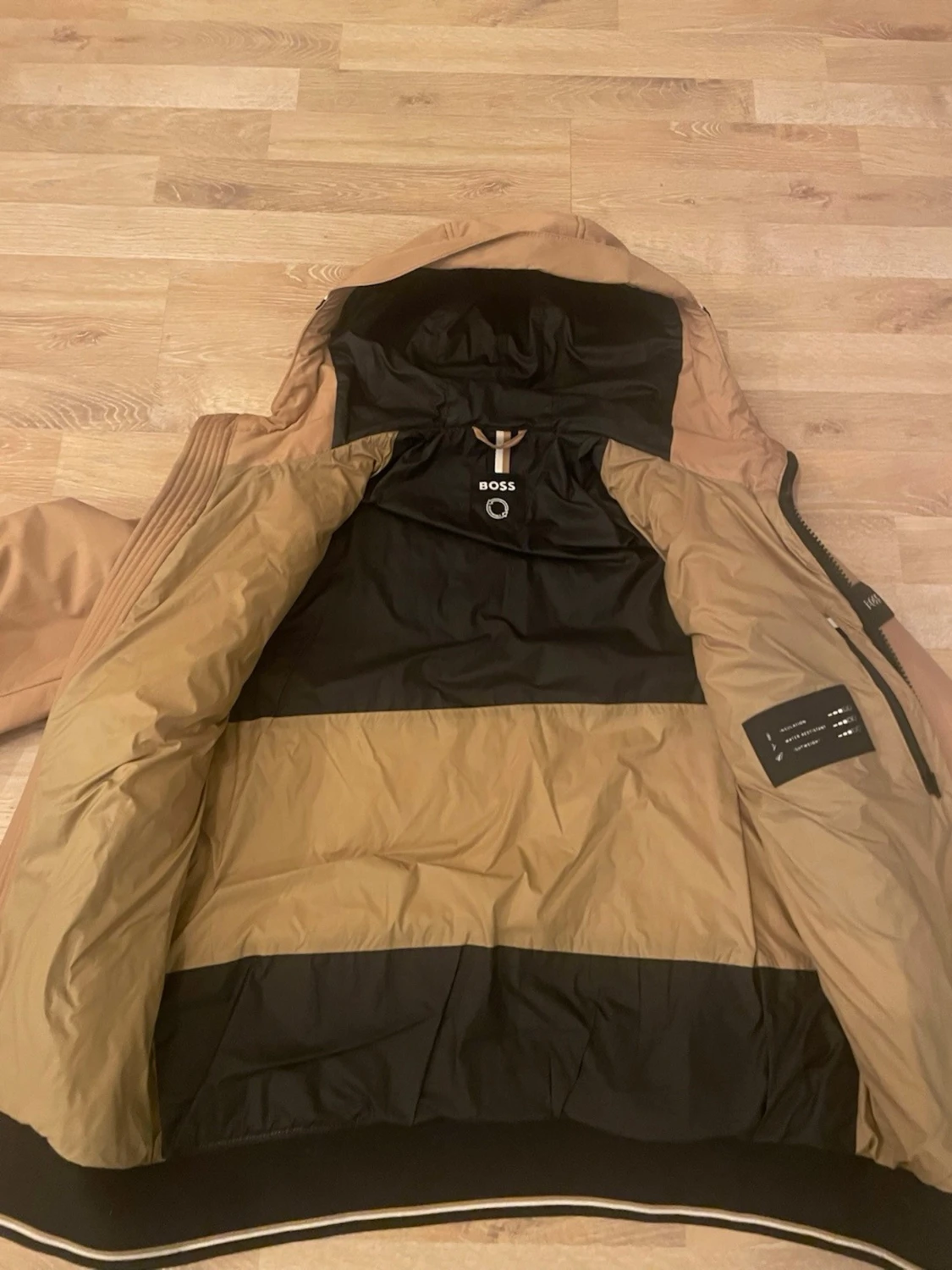 Beige pufferjacka från BOSS med luva - 3