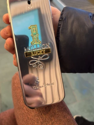 Paco Rabanne 1 Million Lucky 100ml - Säljer en 1 Million Lucky parfym från Paco Rabanne. Flaskan är i spegelblankt silver med guldiga detaljer och rymmer 100 ml. Parfymen har en rektangulär form och känns lyxig och modern. Perfekt för dig som gillar unika och fräscha dofter.