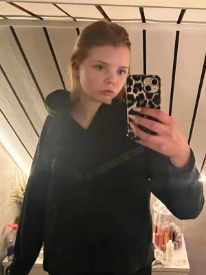 Svart hoodie med dragkedja från Nike (passar både Man och Kvinna!) - Säljer en svart Nike hoodie med dragkedja! Snygg och bekväm köpte för ca 3-4 års sen på JD sports. Den är använd men bra skick, den är i L men är mer som S-M eller 170! Säljer då den ej kommer till användning, köpte för 1399kr 