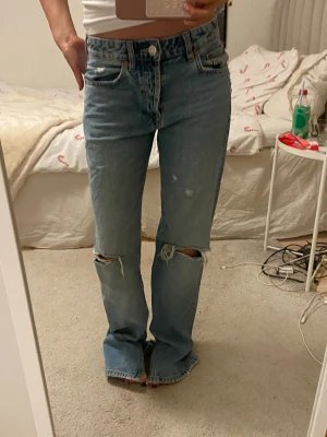 Trendiga Zara jeans  - Snygga jeans från Zara, de har hål och har även en slit på båda benen nere vid fötterna! 