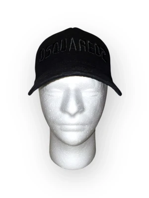 Dsquared2 Keps-Svart, One size(justerbar) - Helt ny. Fin replika med hög kvalitet. Pris: 399kr. Först till kvarn. Skickas direkt inom 24 timmar.