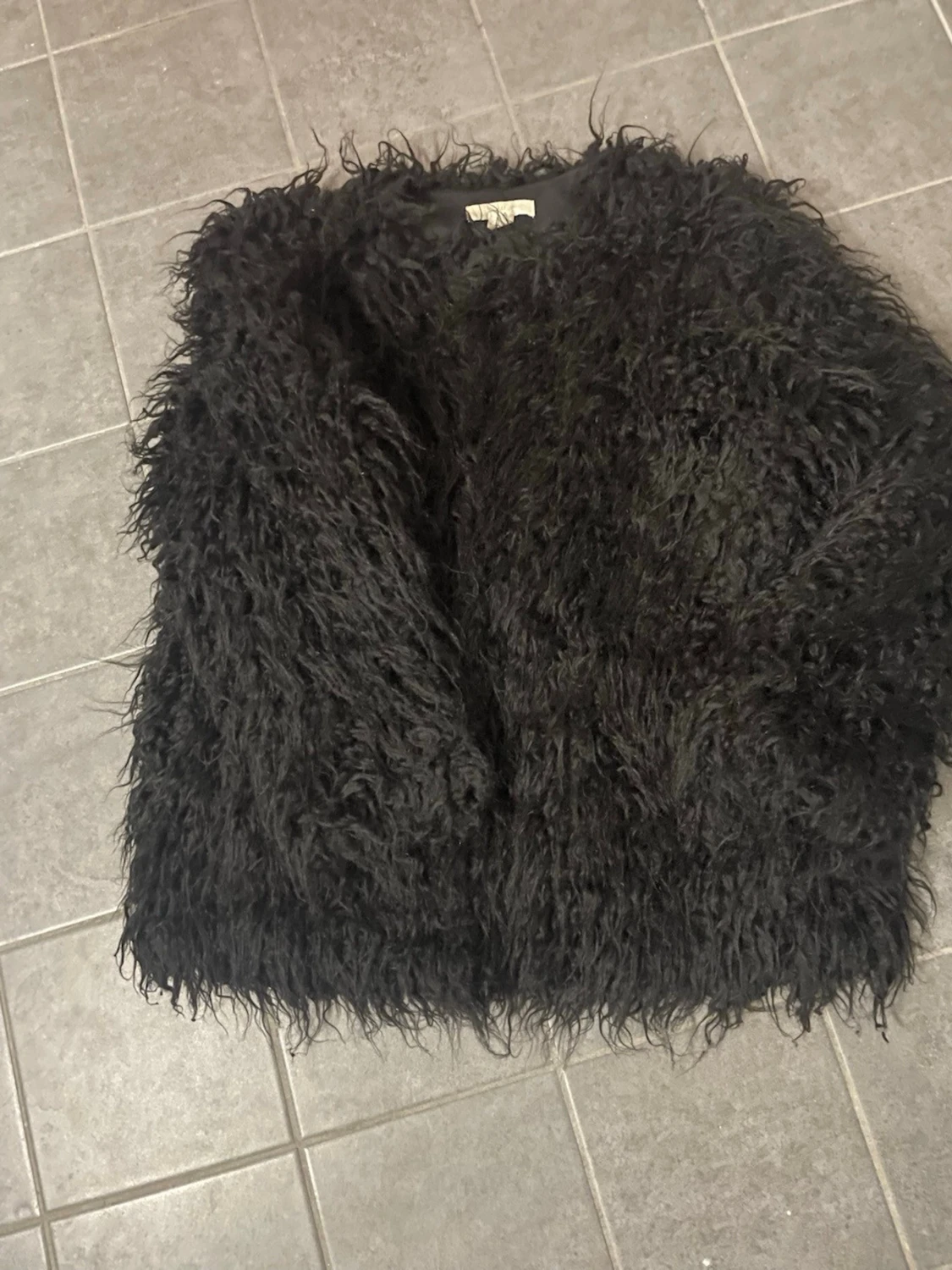 Svart fluffig pälsjacka