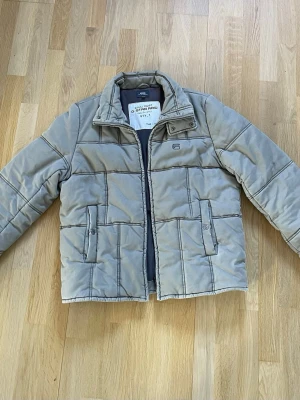G star raw jacka - En fodrar g star raw jacka som perfekt passar till kalla väder. Stilig och varm. Två ytter fickor och en inner ficka. 