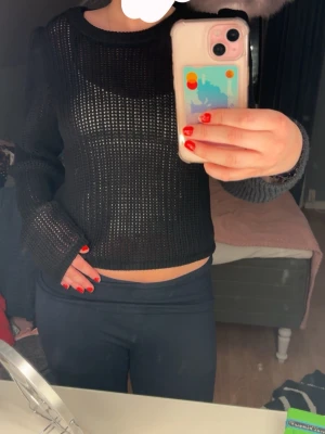 Svart stickad tröja  - Säljer en svart stickad . Tröjan har lång ärm och är lätt genomskinlig.