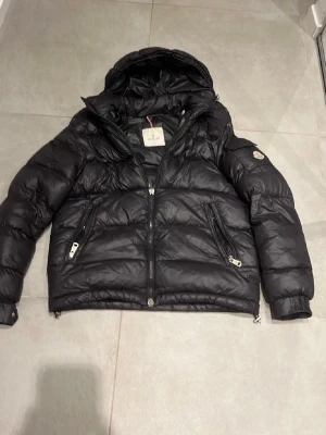 Moncler jacka  - Storlek 2(S/M), väl använt skick 7/10 ända negativa är att serie tidningen har låtsnatt men den med följer, tror nfc funkar, avtag bar luva, 