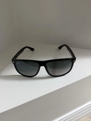 Ray-ban boyfriend solglasögon - Sprillans nya raybans! Bästa investeringen passar till alla årstider! Modell: 4147 601/32! Storlek:60! Vid minsta fundering kontakta oss✔️