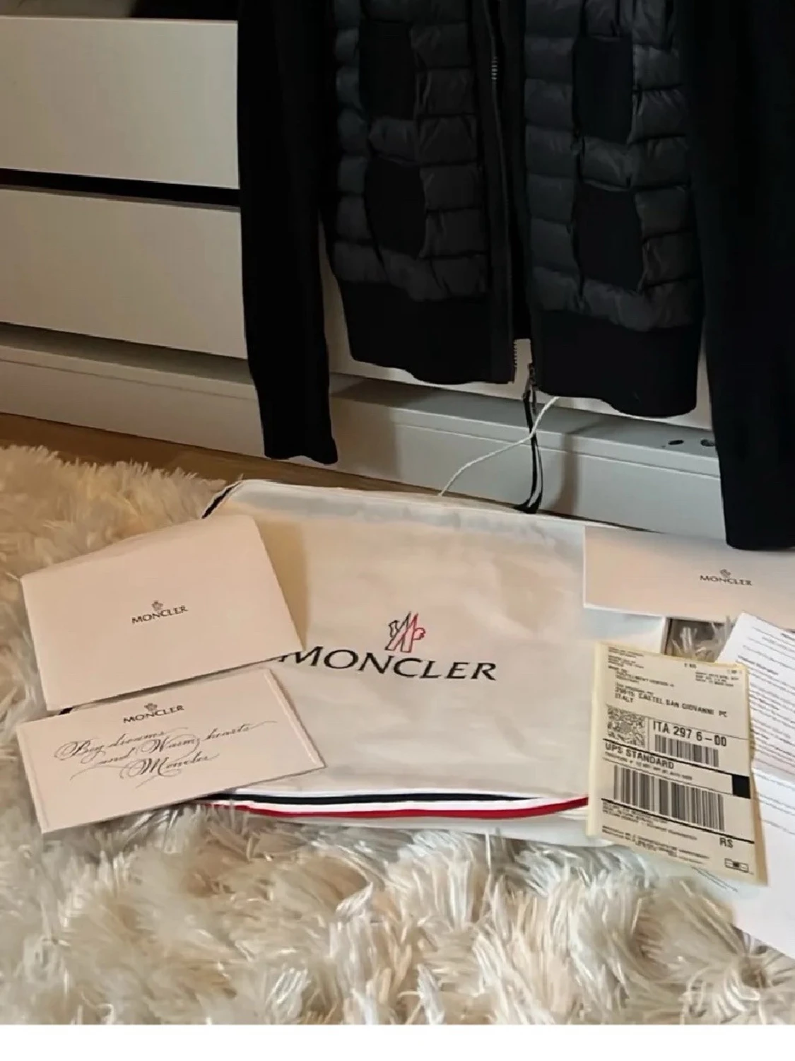 Svart dunväst från Moncler