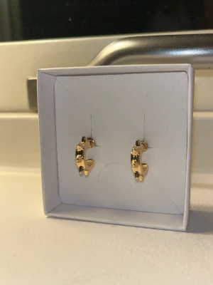 guldiga örhängen - spik-örhängen