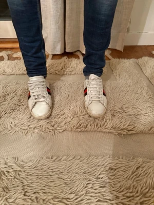 Gucci skor  - Tjabba! Säljer nu dessa Gucci skor i storlek 39/38! Dom är i ett bra skick 6-7/10! Inga större defekter! Om ni har några frågor eller funderingar så är det bara att höra av sig!😁