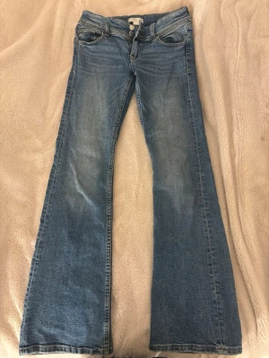 Gina tricot jeans, gammal modell  - Ett par lågmidjade gina jeans, storlek 152. Använda ett fåtal gånger men i bra skick! Priset kan diskuteras!