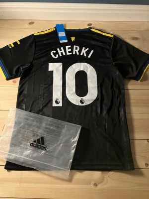 Manchester United Cherki matchtröja - TRYCK FEL! Om ni vill så kan jag kanske ta av namnet och numret, säg bara till