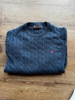 Morris marinblå tröja XS - Mycket fint skick, minimalt slitage ( lagat hål, se bild 2 syns ej utanpå). Passar en person runt 165-170. 