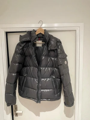 Moncler Maya Jacket Dark Grey  - Säljer min Moncler maya jacka då den inte kom till användning. Passar M/L, ingen sopsäck då den är grå! 