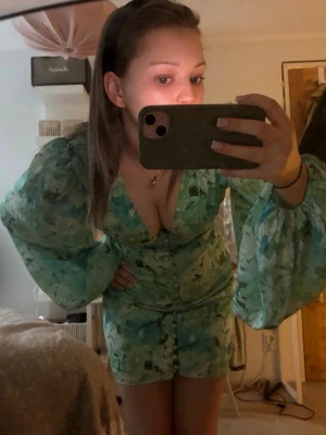 Adoore Positano dress  - Super fin adoore klänning som tyvärr är förliten, ej använd 💚 storlek 34 ! PRIS går att diskutera !