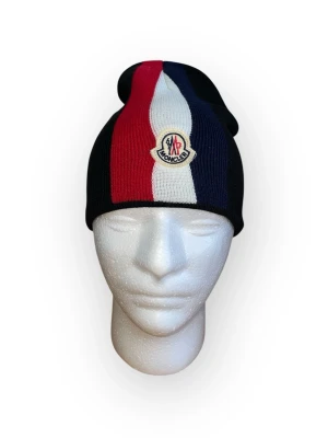 Moncler tricolor mössa- Mörkblå, One size - Helt ny. Fin replika med hög kvalitet. One size. Pris: 699kr. Först till kvarn. Skickas direkt inom 24h
