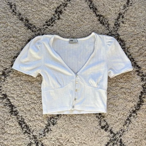 crop top - Vit croppad v-ringad top, supermjuk!!