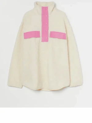 Vit teddyjacka med rosa detaljer - Supermysig vit teddyjacka/fleece tröja med rosa knappar och detaljer över bröstet. Jackan har hög krage och oversized passform, perfekt för kalla dagar. Stängs med tryckknappar framtill och har en cool, avslappnad stil.