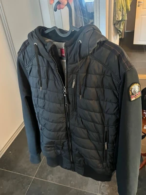 Parajumpers cardigan  - Snygg svart para jumper cardigan storlek M passar längderna 175-184