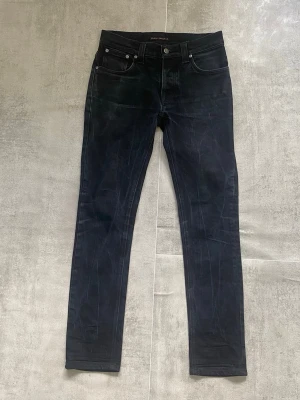 Svarta nudie jeans  - Säljer ett par feta nudie jeans  | skicket på jeansen är 8/10 väldigt bra | storlek 30/32 | ny pris 2000: mitt pris är 499 | skriv vid frågor och funderingar  