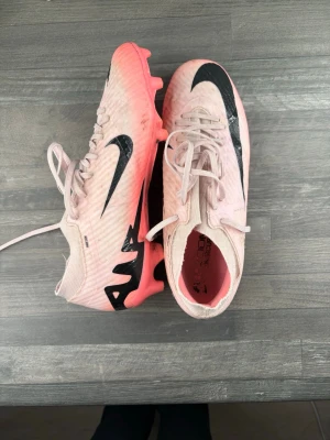 Nike rosa Mercurial fotbollsskor - Säljer mina snygga rosa fotbollsskor, köpte för ett litet tag sen men dem funkar perfekt har bara växt ur dem! Vid frågor hör av er. OBS inte tvättade på bilden, tvättar innna skickar såklart 