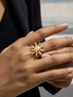 Ring i Stål med 18K PVD Guld, Vattentålig - SUN - Vattentålig Ring i Rostfritt Stål Denna eleganta ring tillverkade i rostfritt stål med 18k PVD-guldplätering – de är både stilrena och slitstarka.  Smycket är hypoallergent och vattentåligt – perfekt för daglig användning, även i dusch, träning eller på resa och är lämpliga även för känslig hud.  Material: Rostfritt stål Plätering: 18k guldplätering (PVD) Storlek: Justerbar Vikt: 3 g 