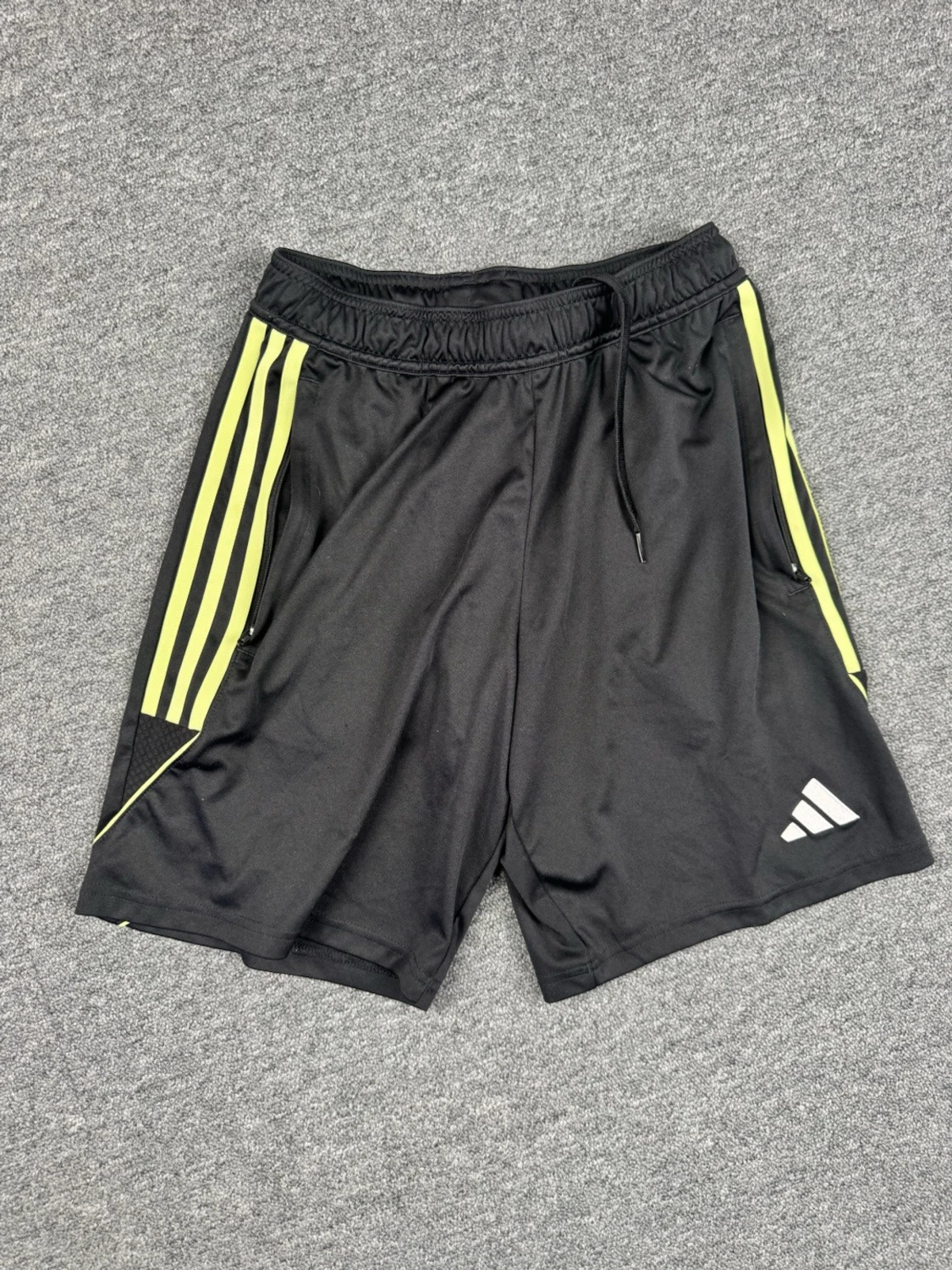 Svarta Adidas träningsshorts med snörning