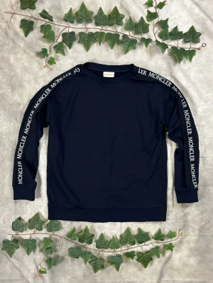 Moncler Maglia Girocollo – Navy – Strl XS - |Färg: Navy/mörkblå, svarta logoband med vit text | Modell: Maglia Girocollo | Storlek: XS, normal passform | Skick: Grade A, 10/10 | Hör av dig ifall du har funderingar!