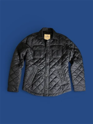 Hollister dunjacka S - Nu säljer vi en otroligt fet mörkblå Hollister dunjacka i storlek S (passar M) Skicket är riktigt bra. Tveka inte på att höra av dig vid minsta fundering!🤩