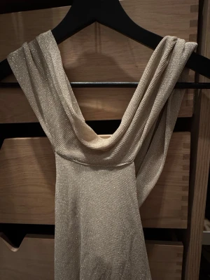 Glittrig champagnefärgad klänning - Ny topp från zara!! Super fin guld glittrig! Med låg öppen rygg 💖 och knyte runt halsen. Dm för fler bilder