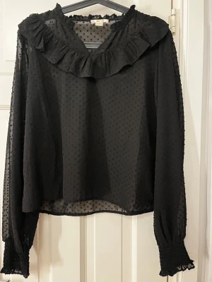 Svart blus med volang - Snygg svart fest blus från Gina tricot🤩Stolek 170 men passar även XS & S
